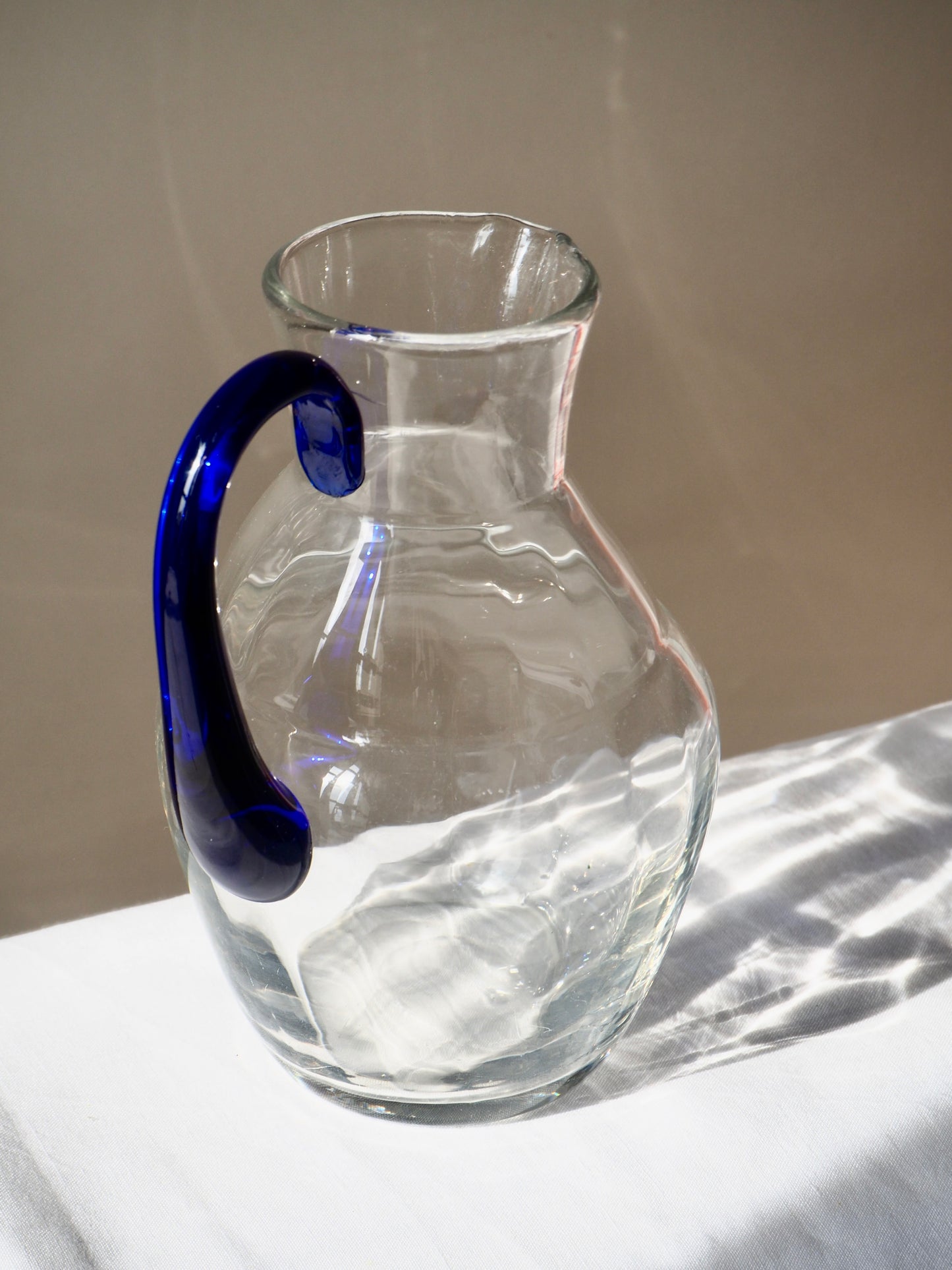 La carafe à anse bleue