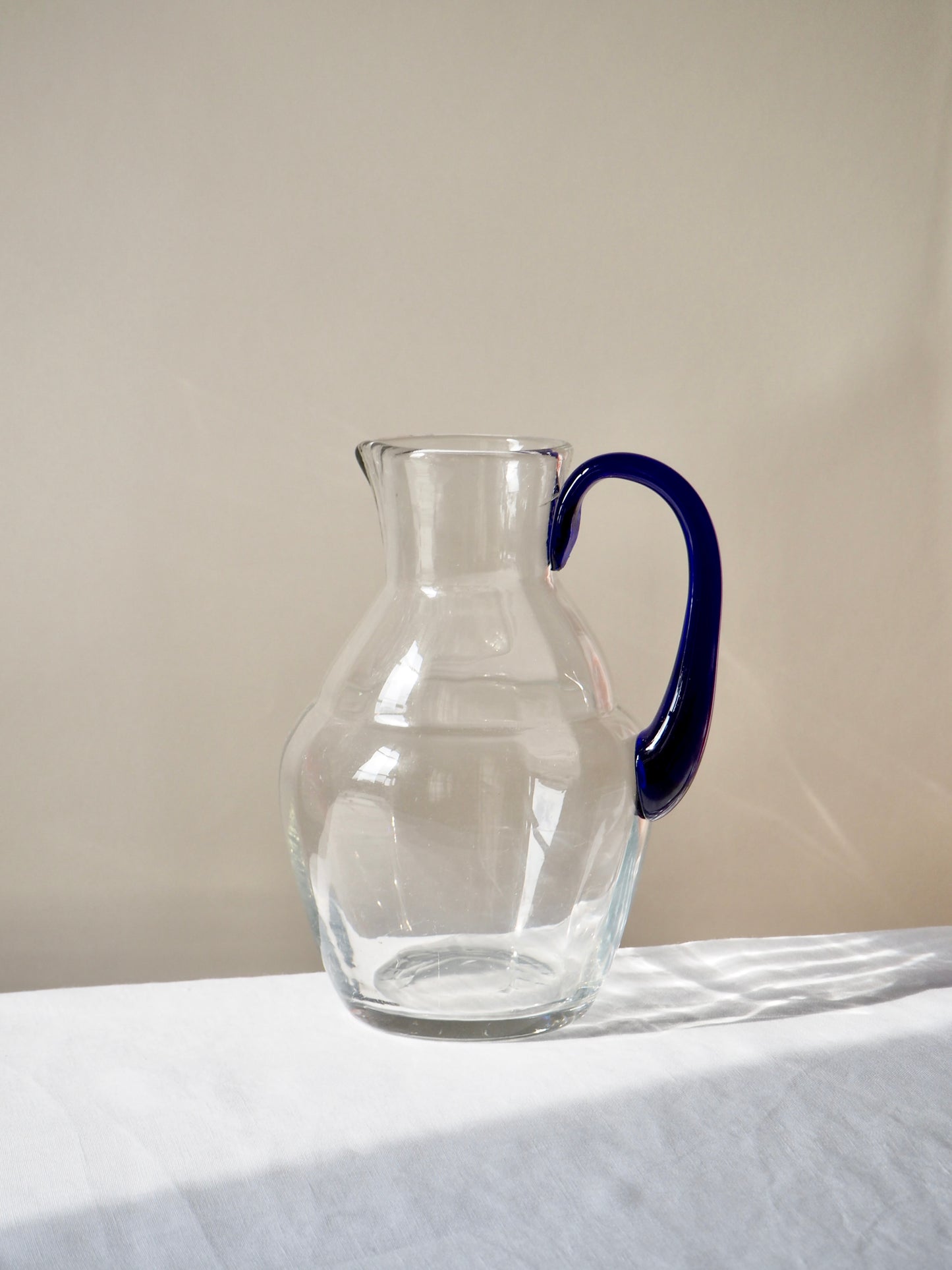 La carafe à anse bleue