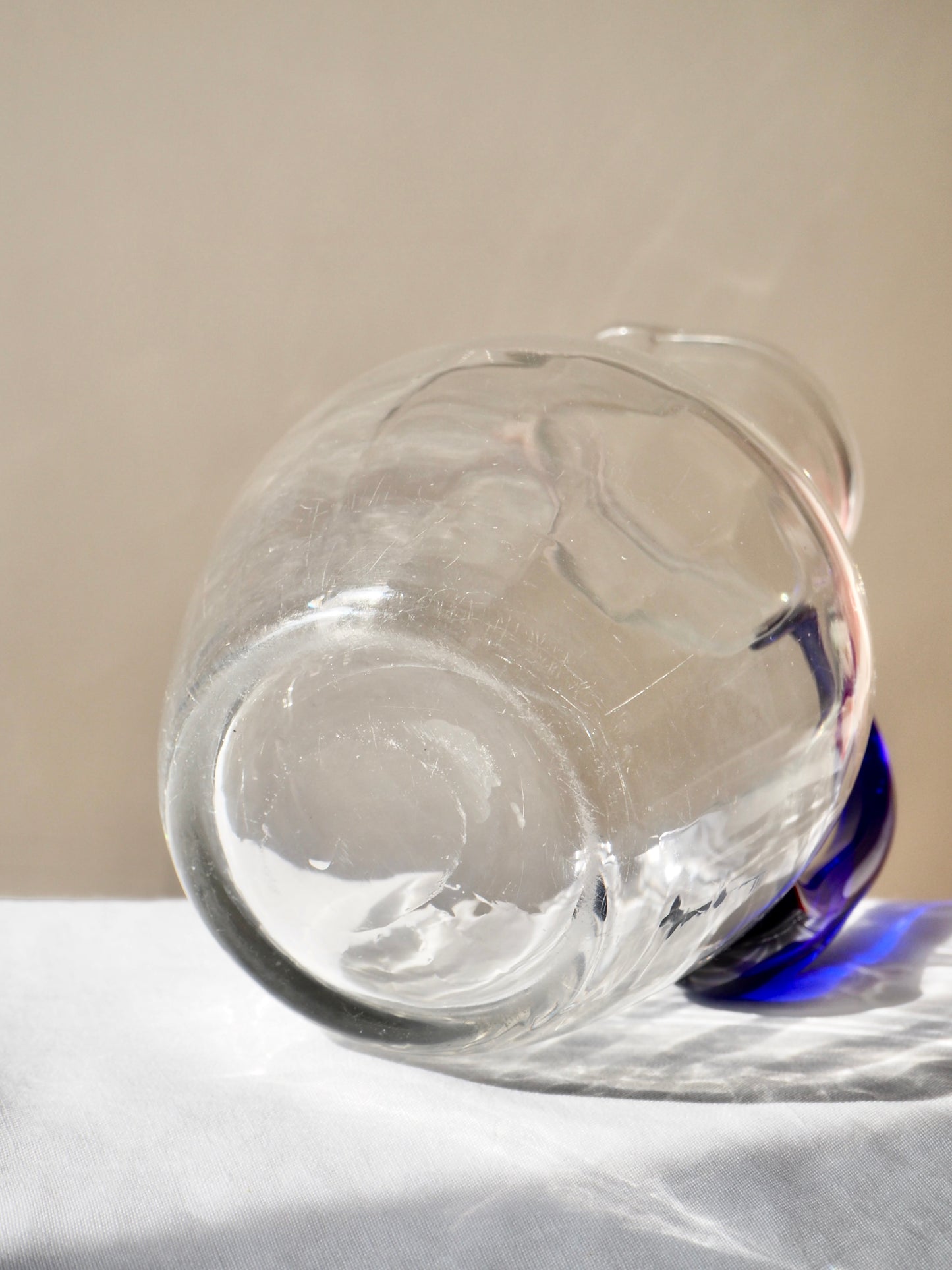 La carafe à anse bleue