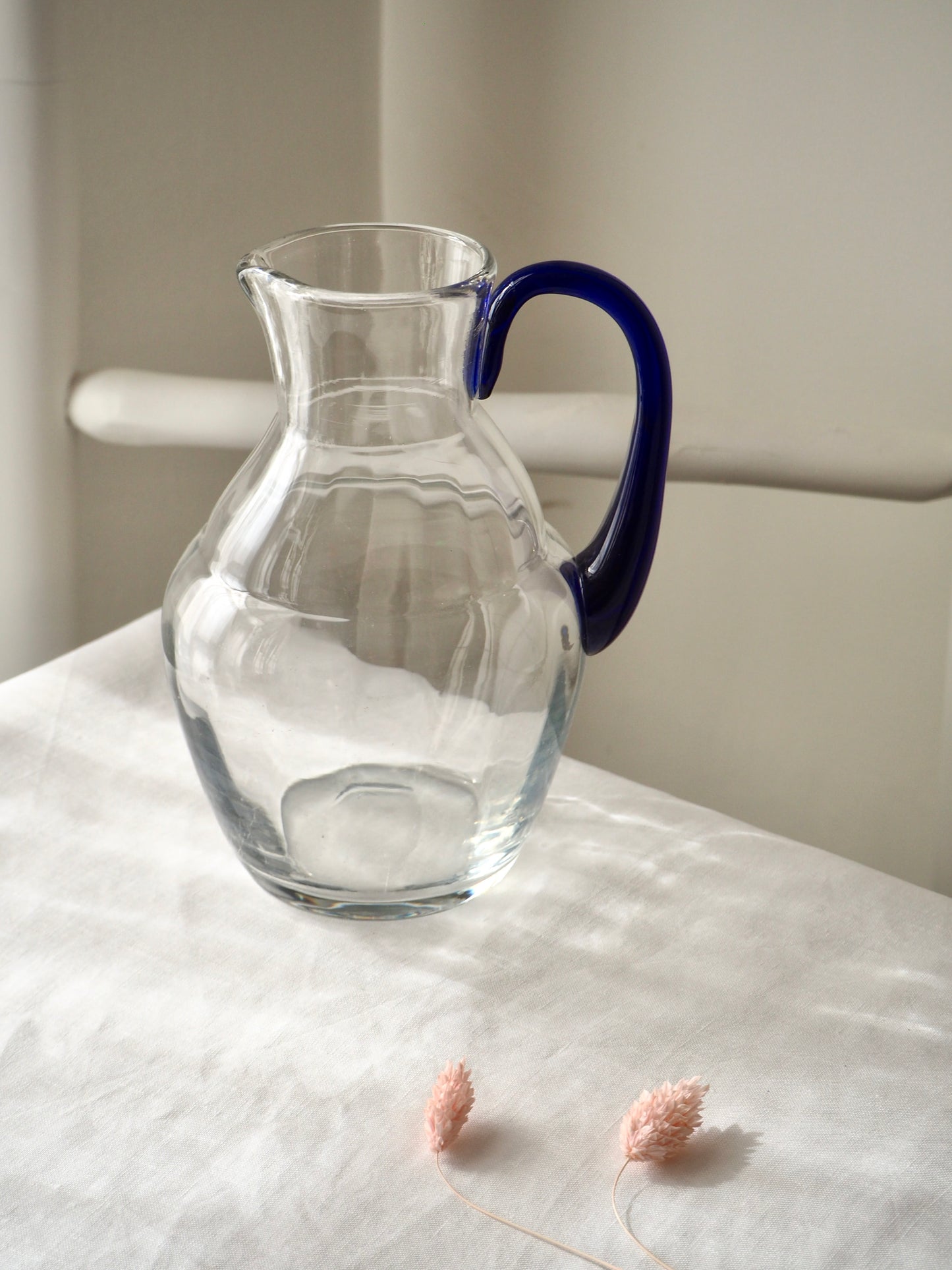 La carafe à anse bleue