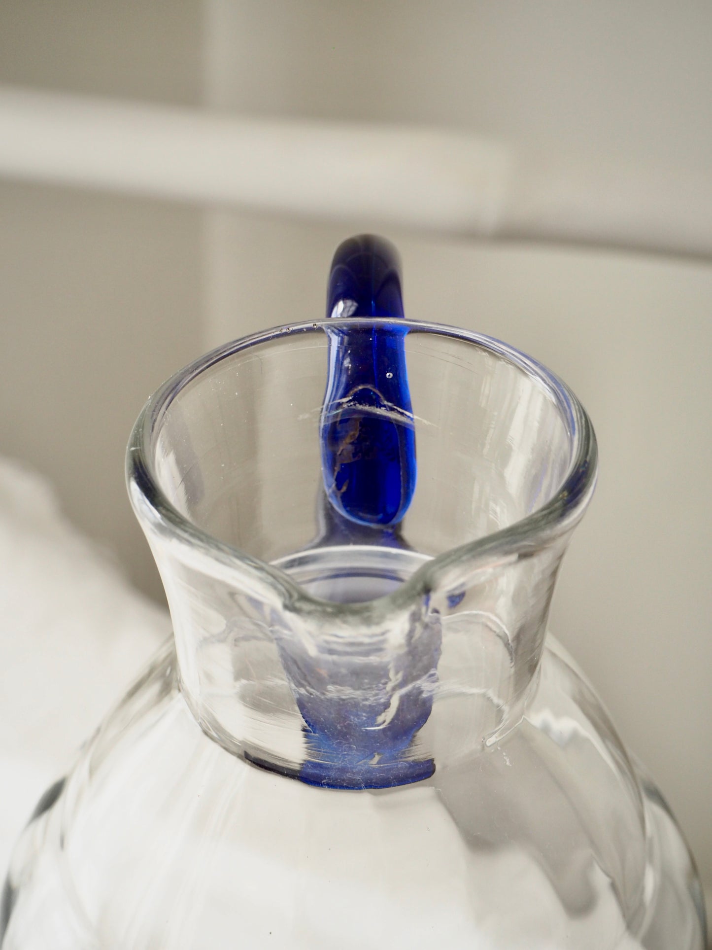 La carafe à anse bleue