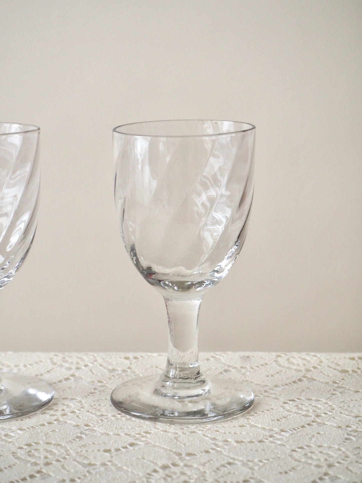 Verres à pieds anciens
