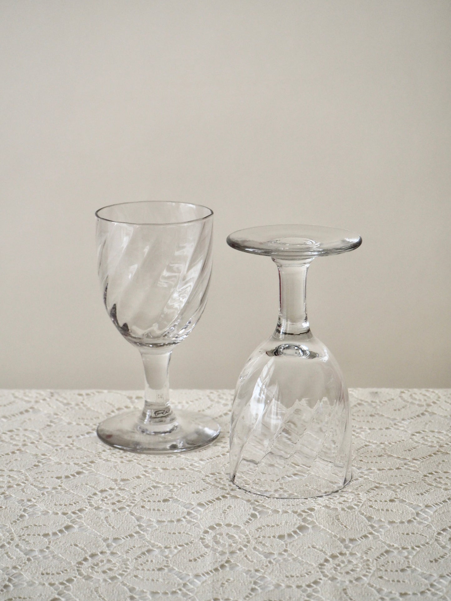 Verres à pieds anciens
