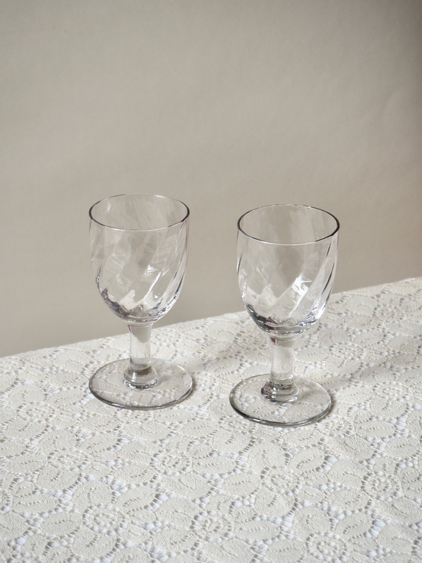 Verres à pieds anciens