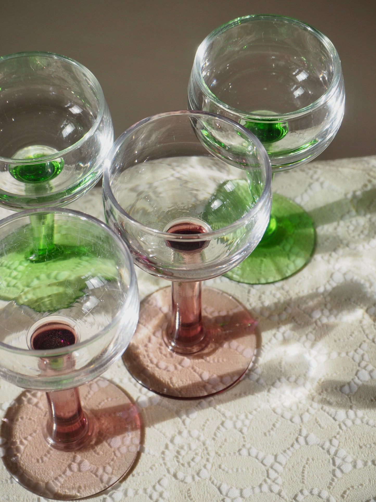 Les verres à liqueurs Verts et roses