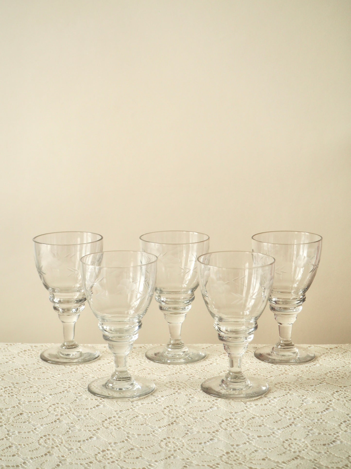 Les verres à pieds ciselés