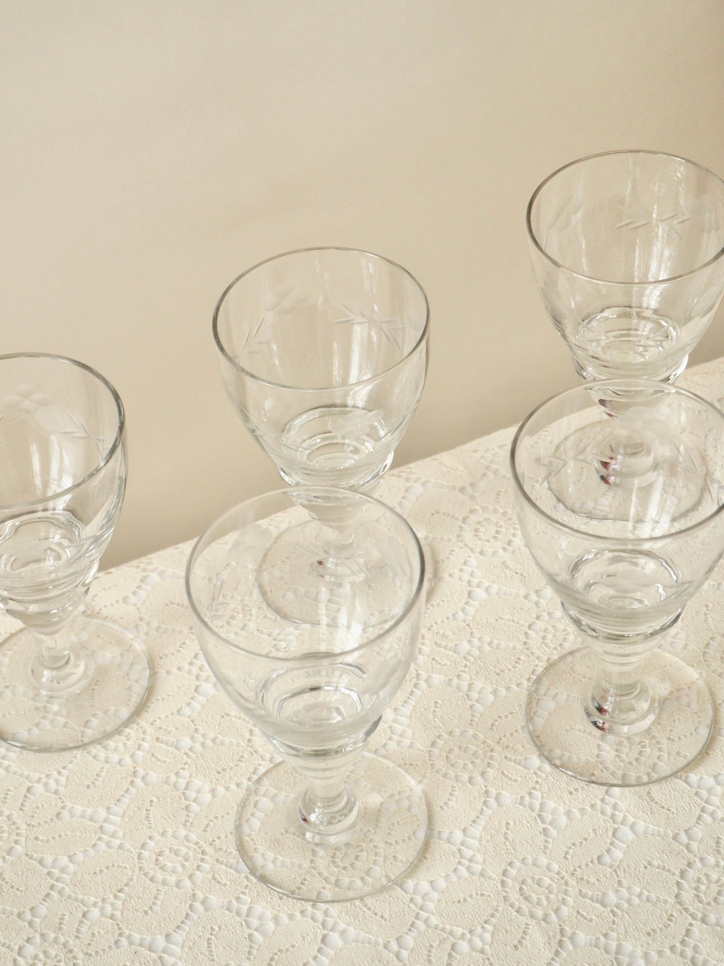 Les verres à pieds ciselés