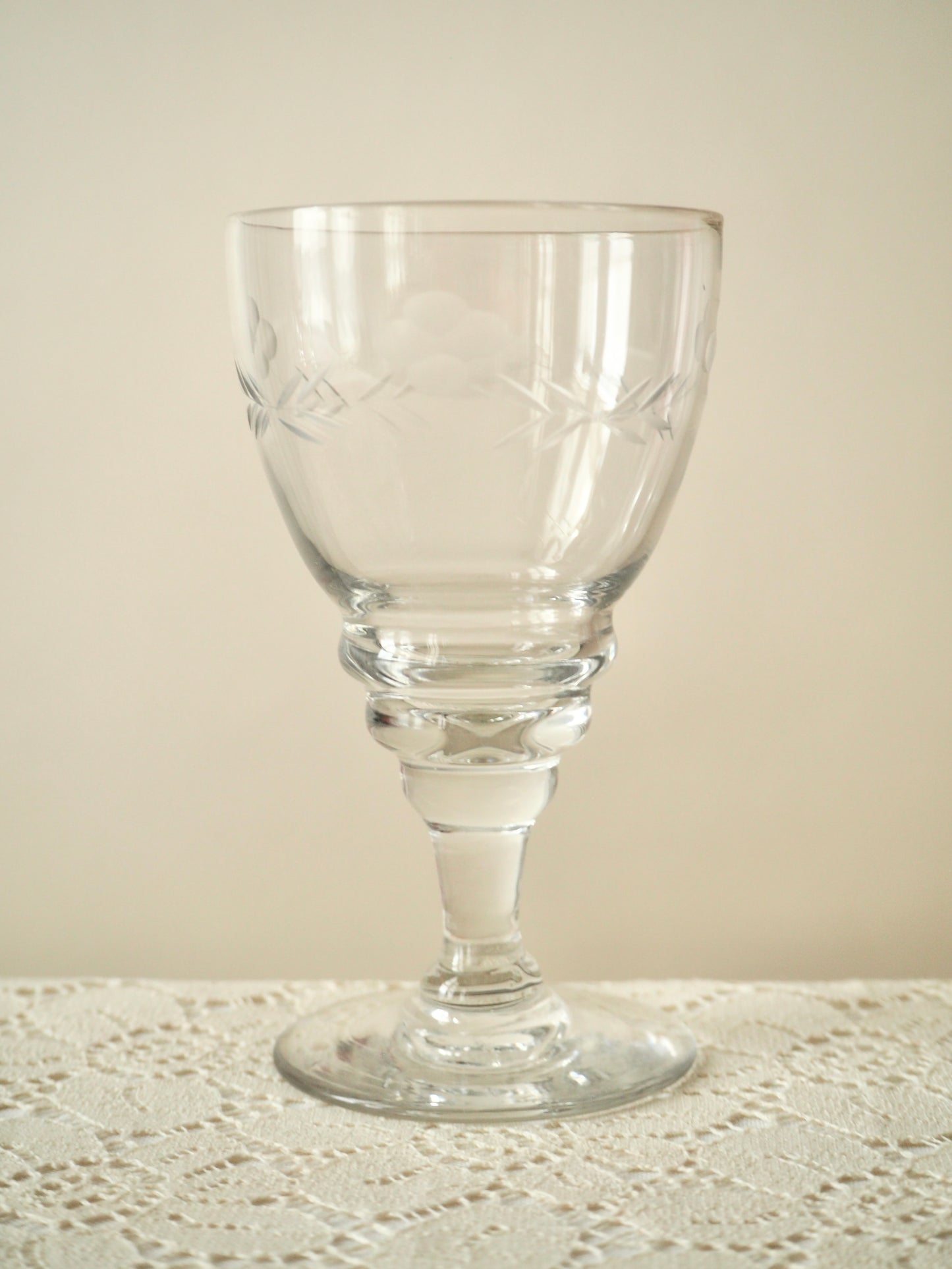 Les verres à pieds ciselés