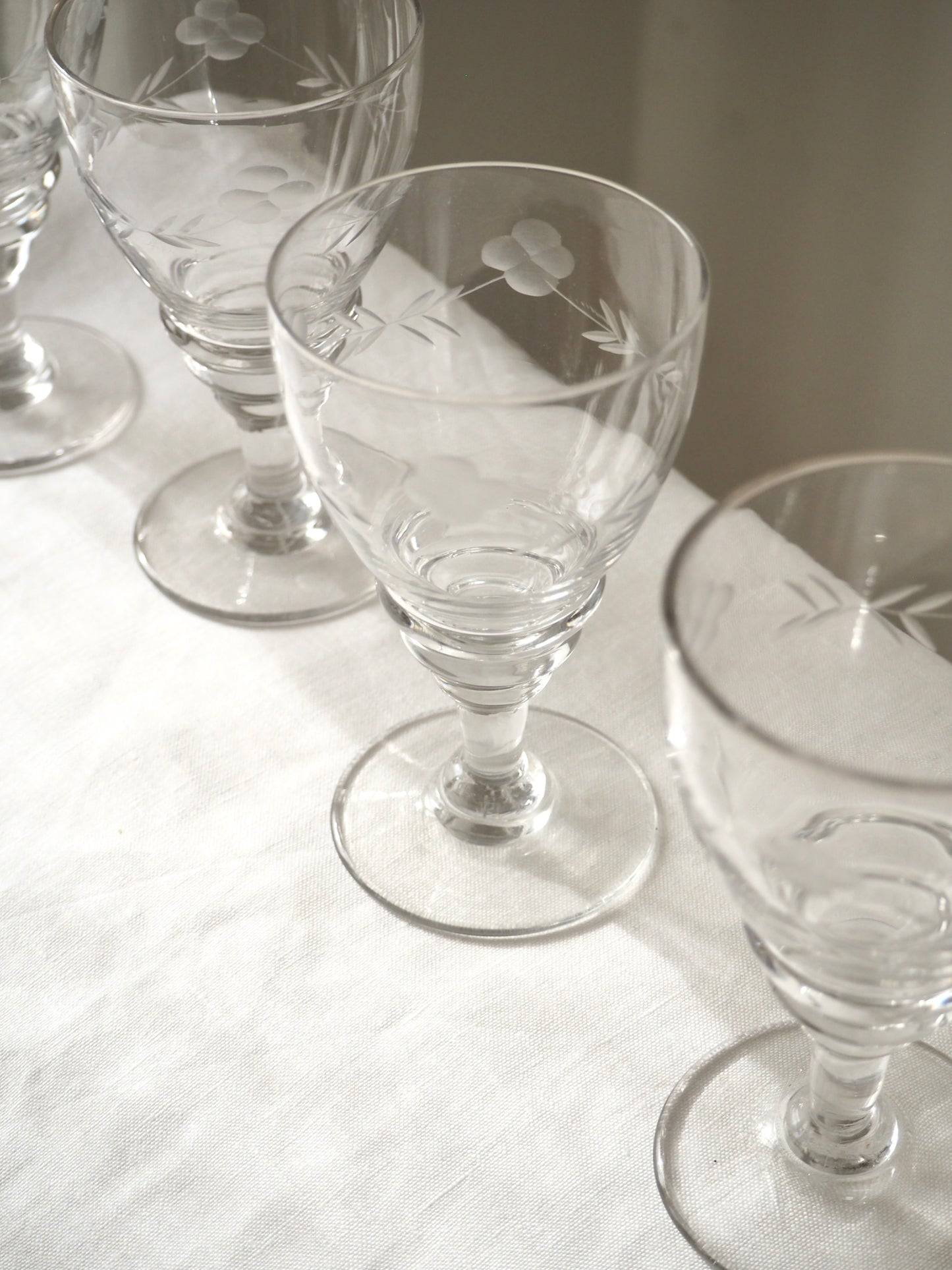 Les verres à pieds ciselés