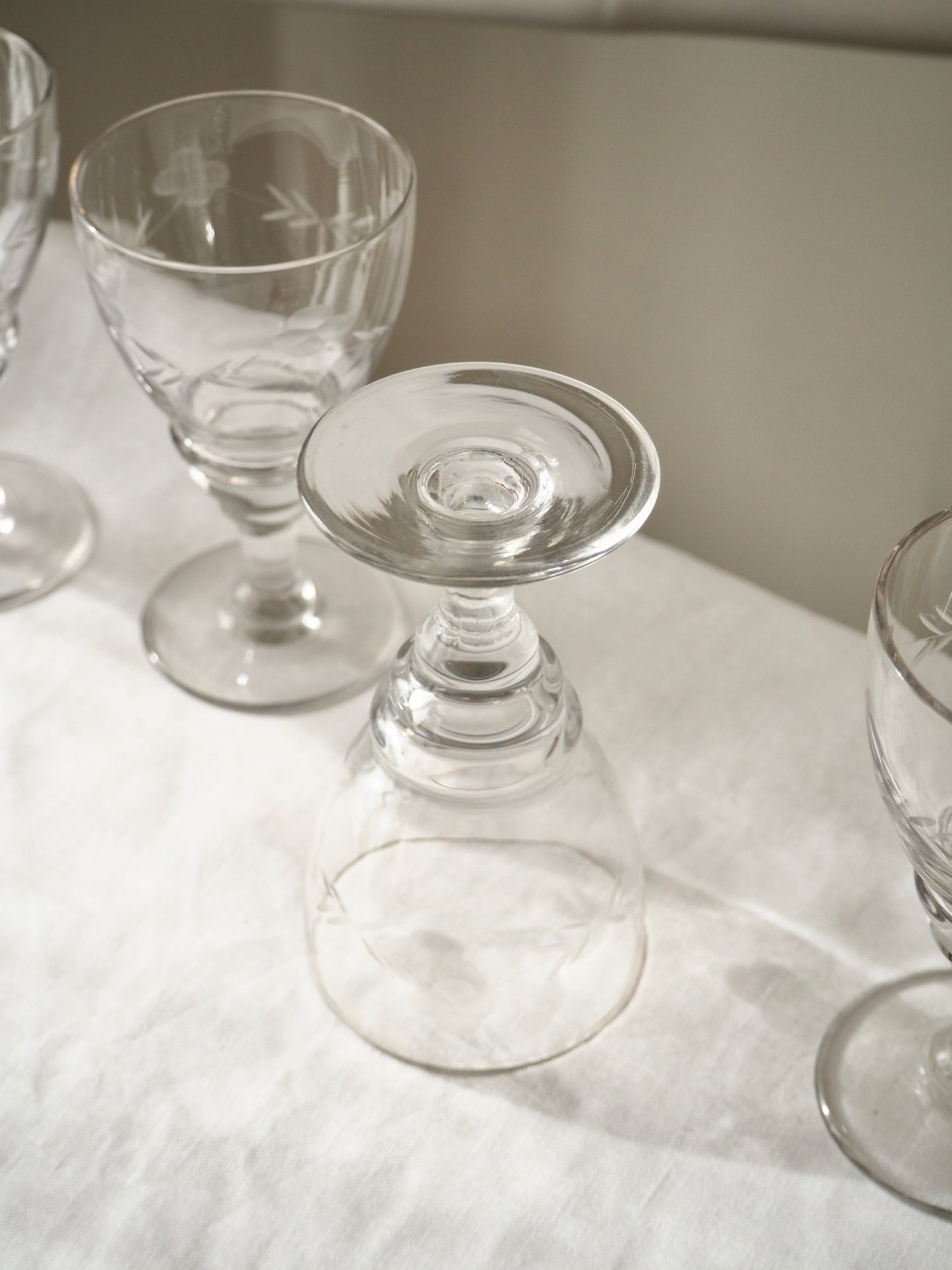 Les verres à pieds ciselés