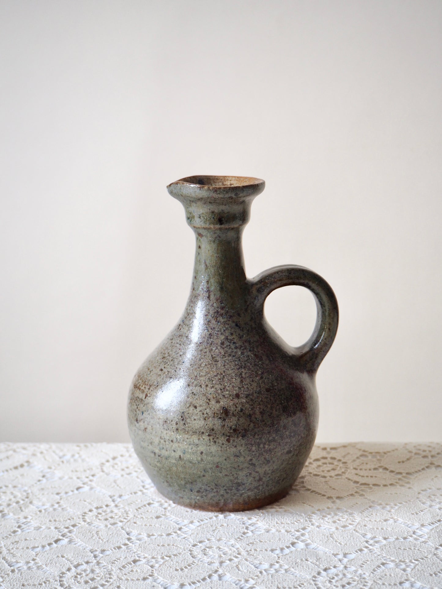 Petit pichet en grès gris moucheté