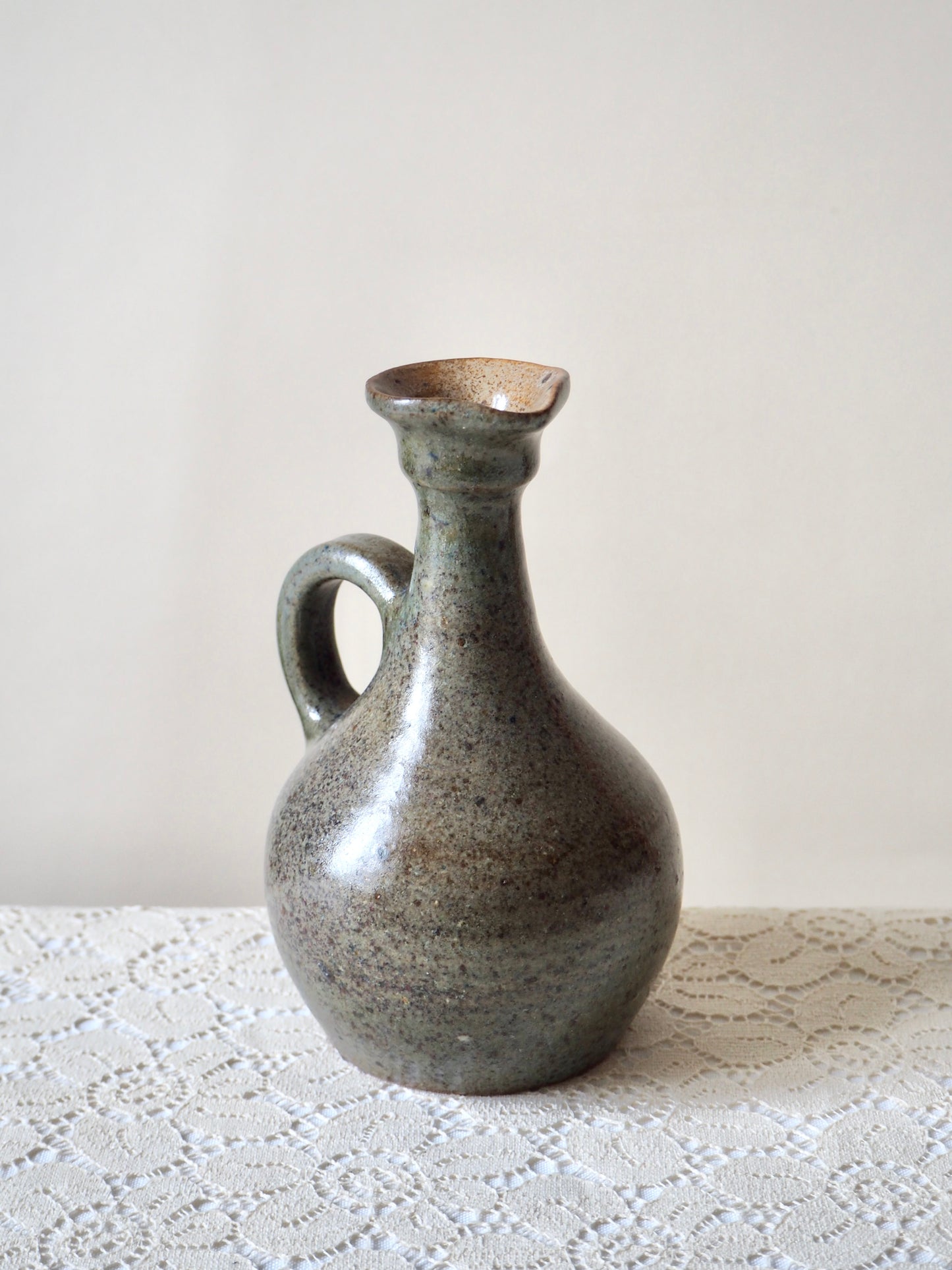 Petit pichet en grès gris moucheté