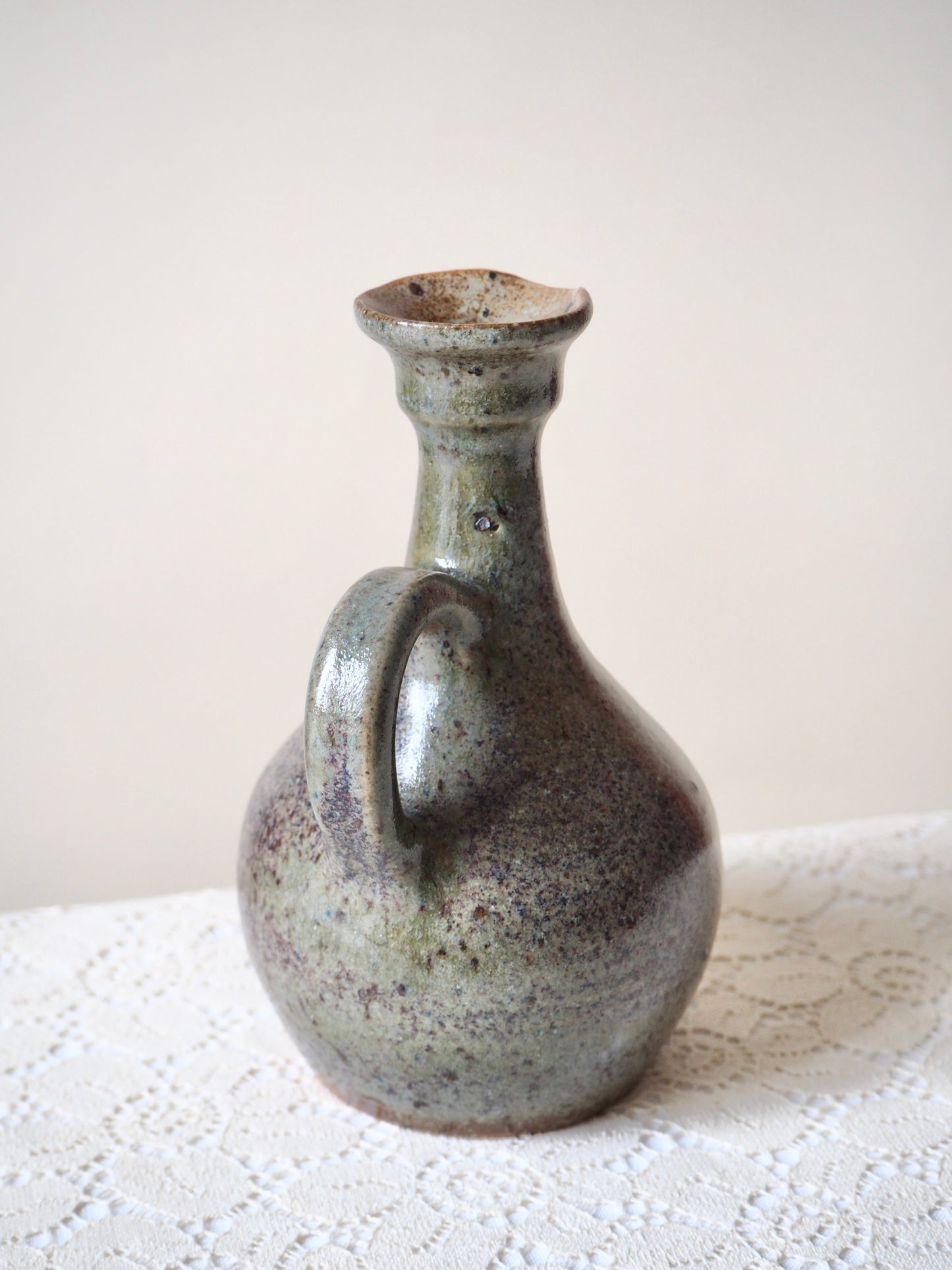 Petit pichet en grès gris moucheté