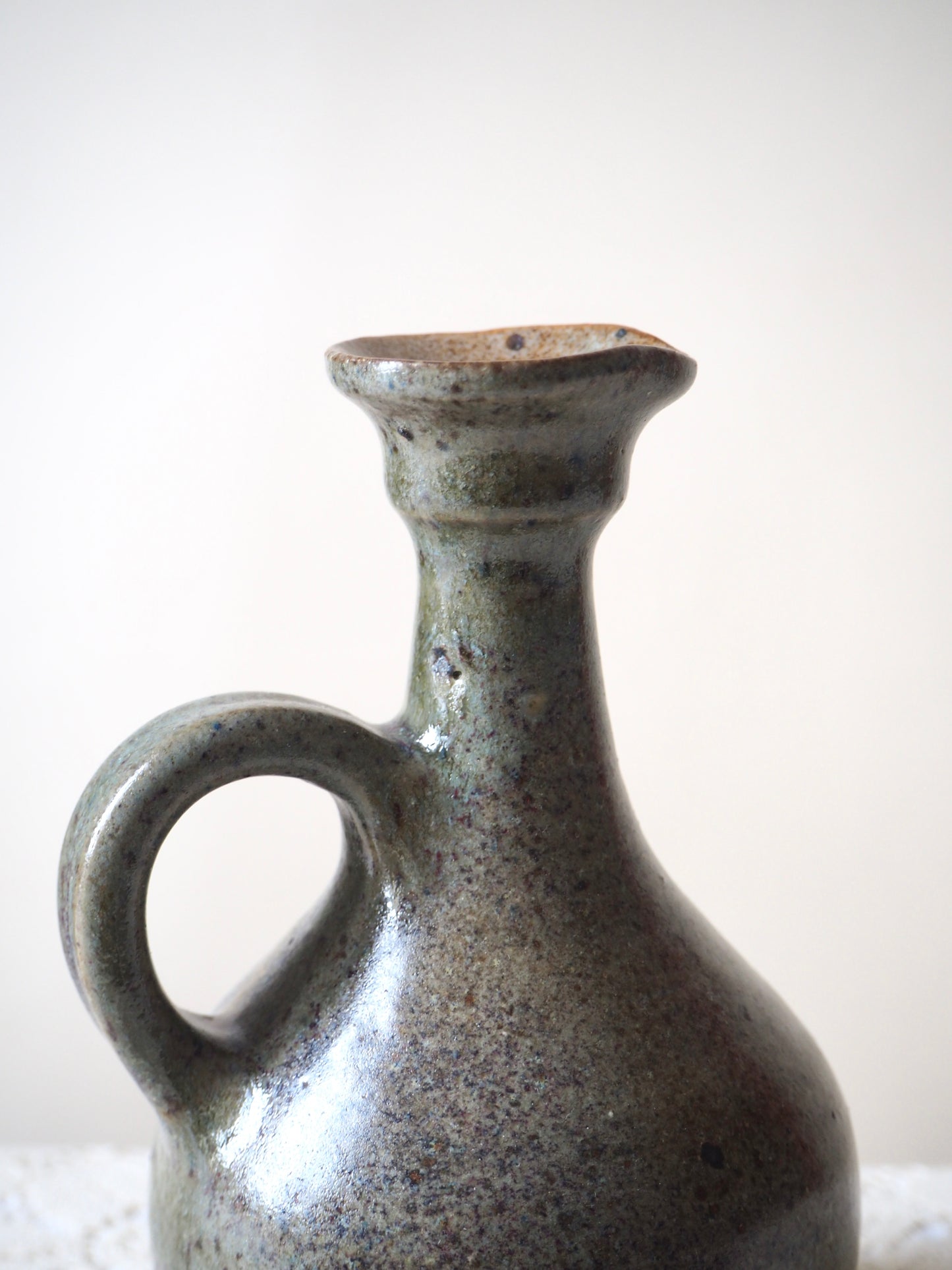 Petit pichet en grès gris moucheté