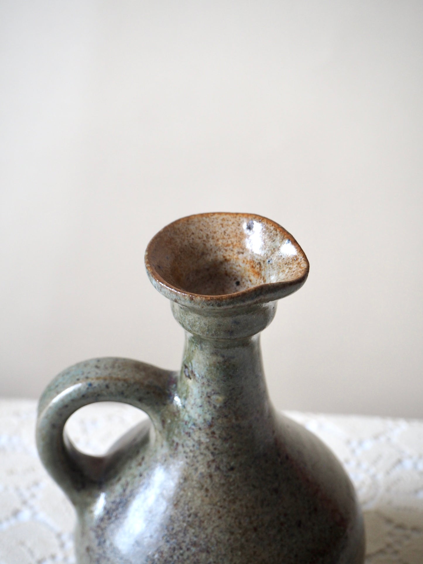 Petit pichet en grès gris moucheté