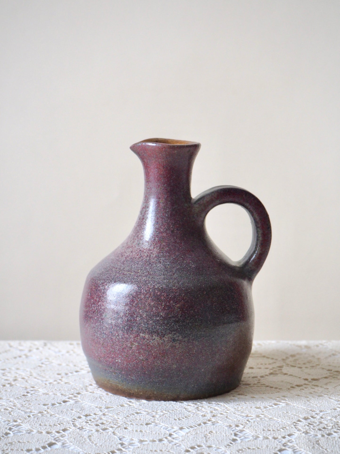 Petit pichet en grès gris rosé