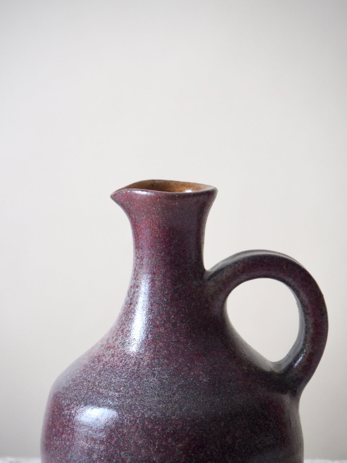 Petit pichet en grès gris rosé