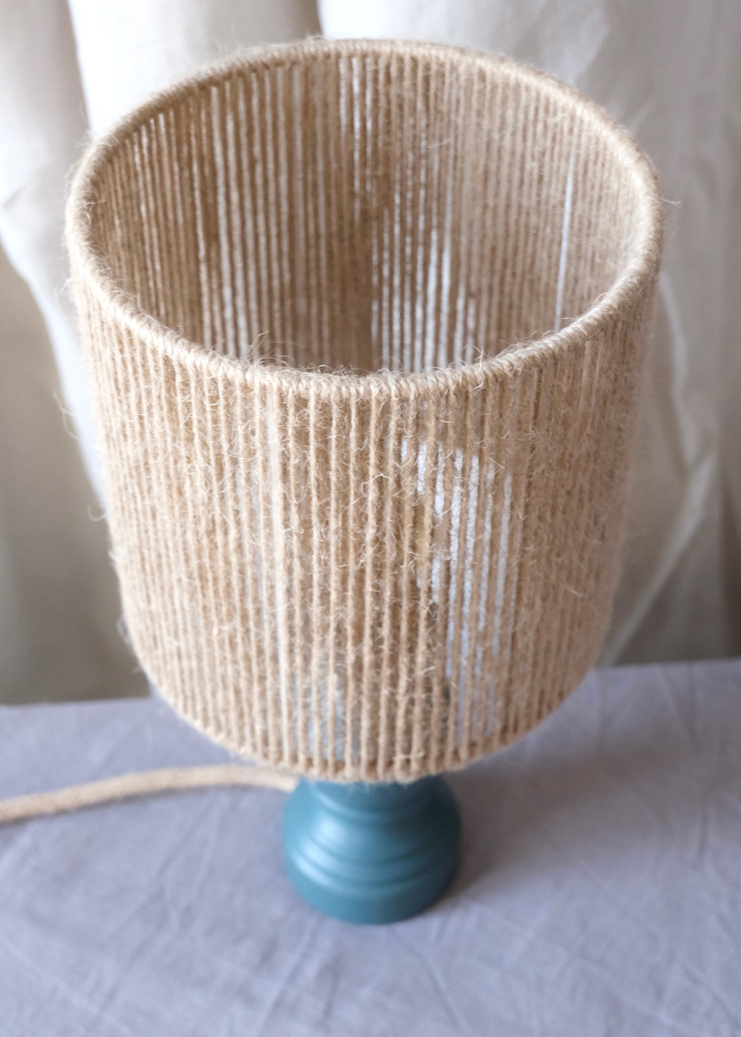 La petite lampe en bois bleu