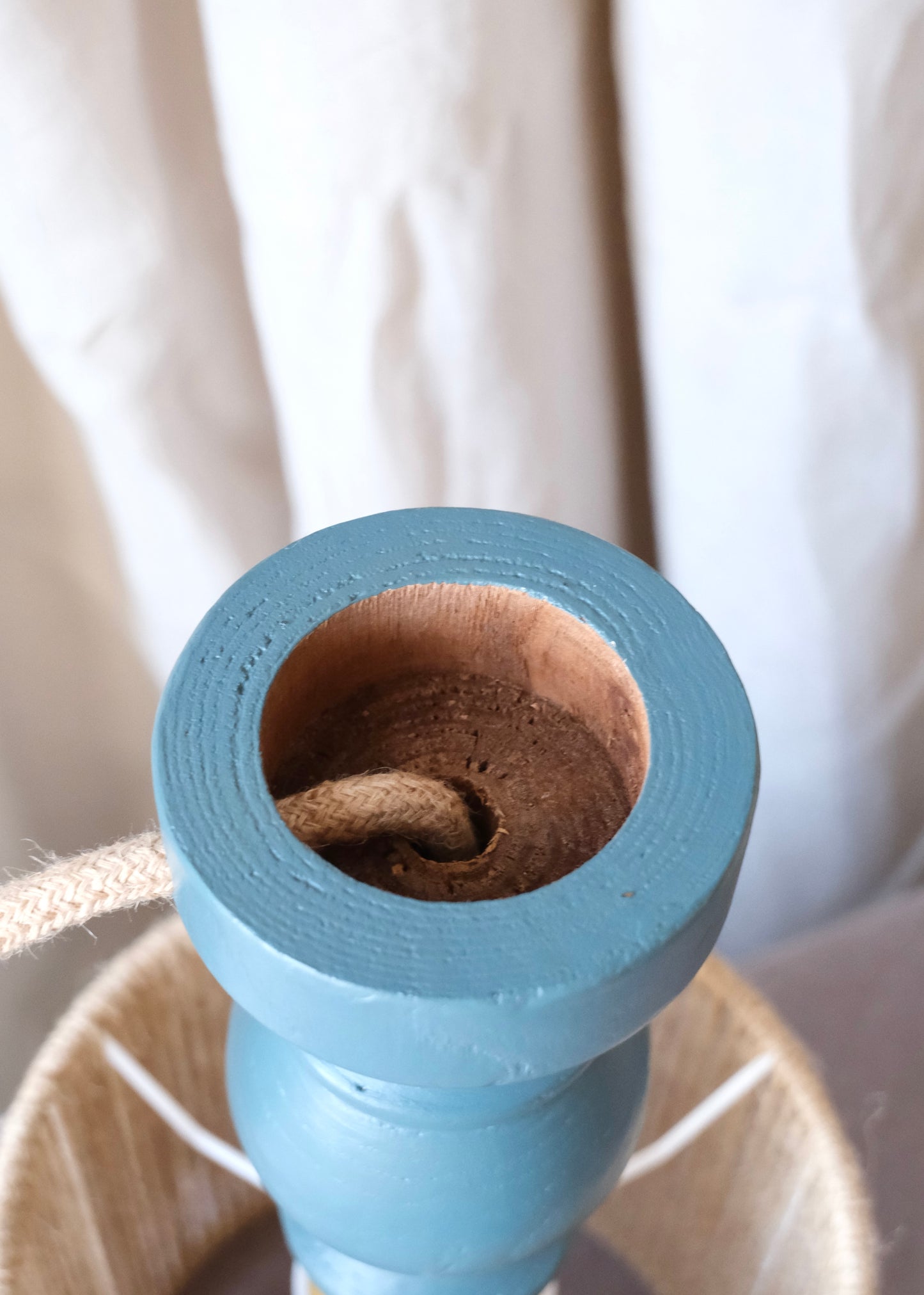 La petite lampe en bois bleu