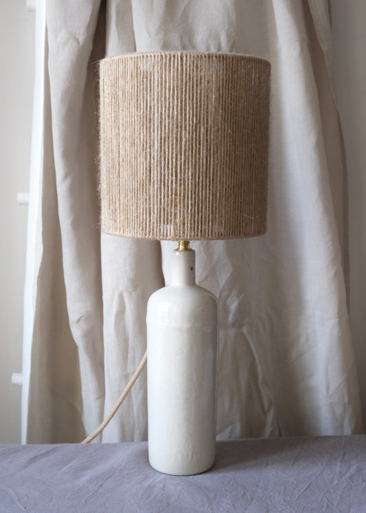 La lampe en grès beige