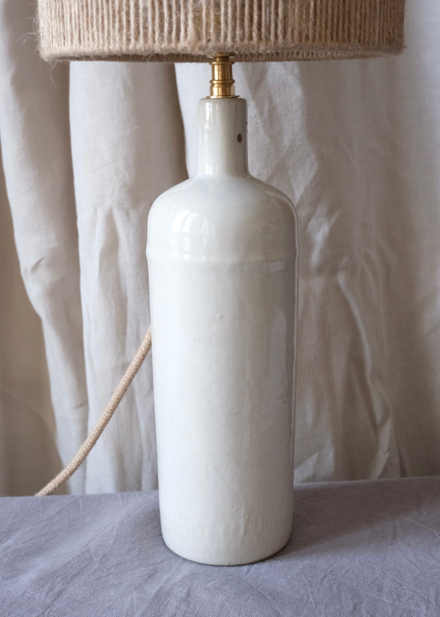 La lampe en grès beige