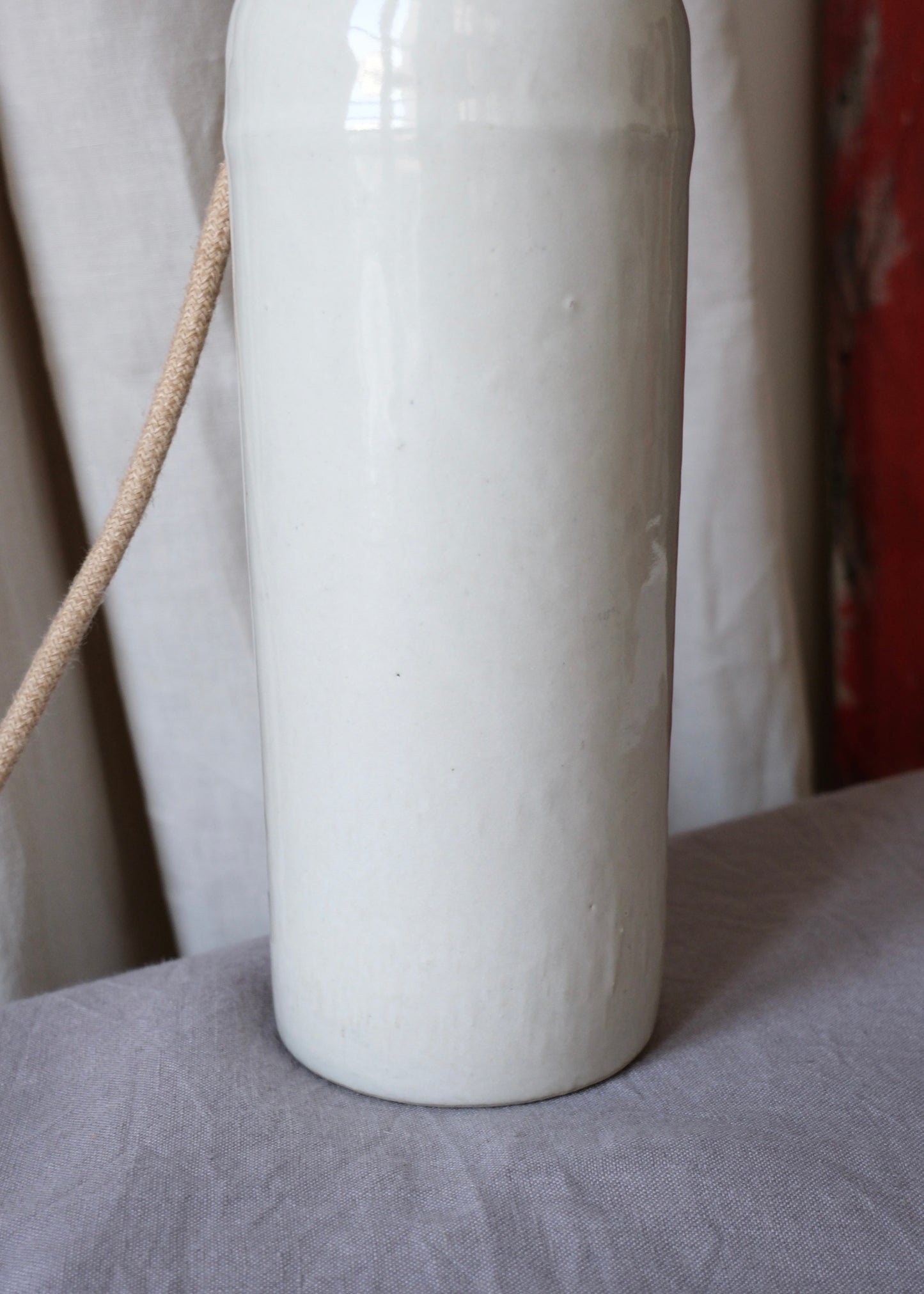 La lampe en grès beige