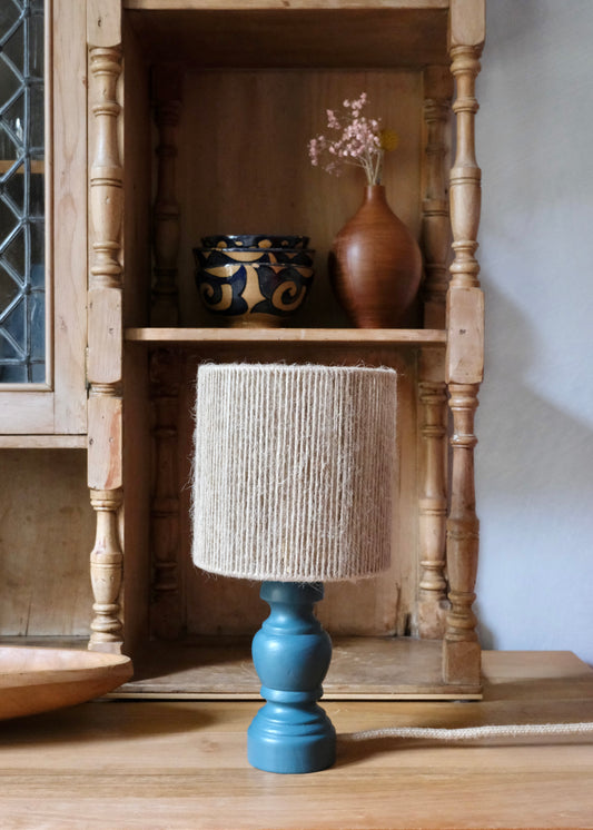 La petite lampe en bois bleu