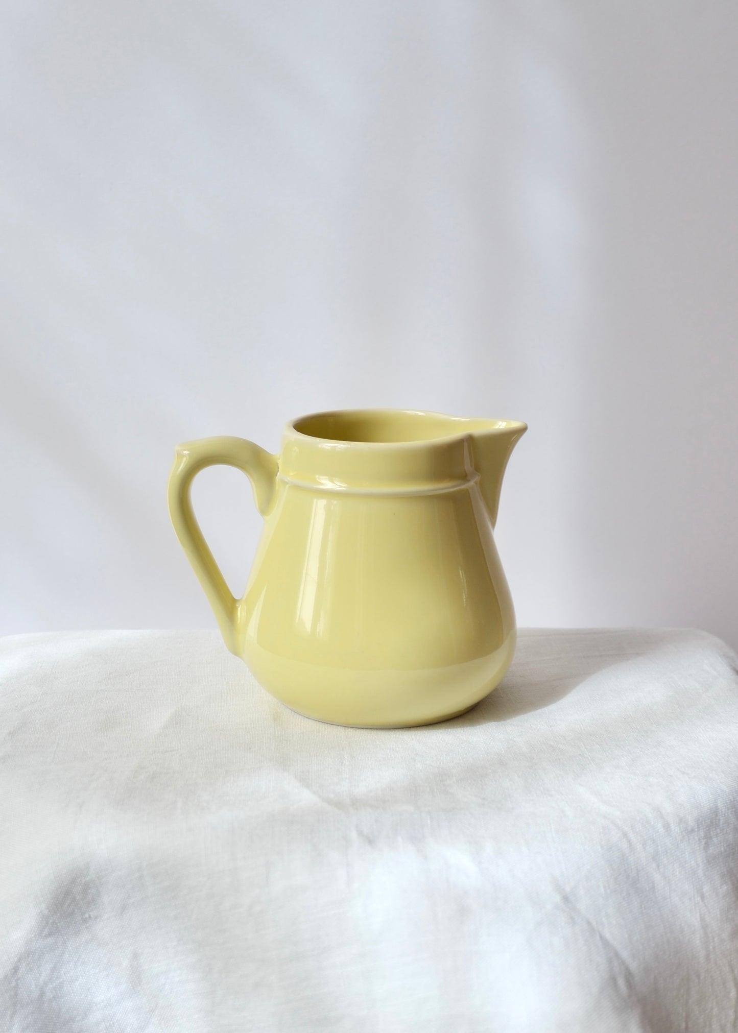 Pot à lait jaune clair