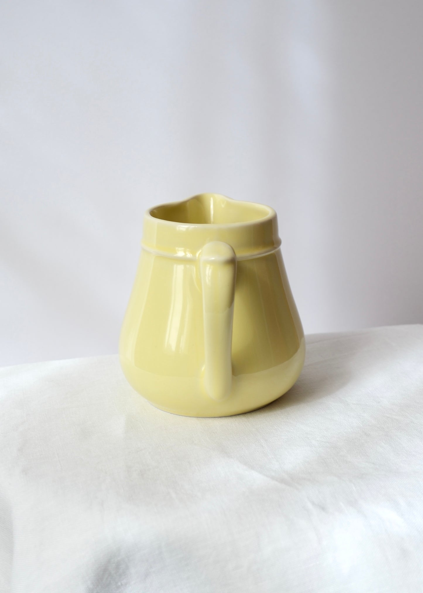 Pot à lait jaune clair