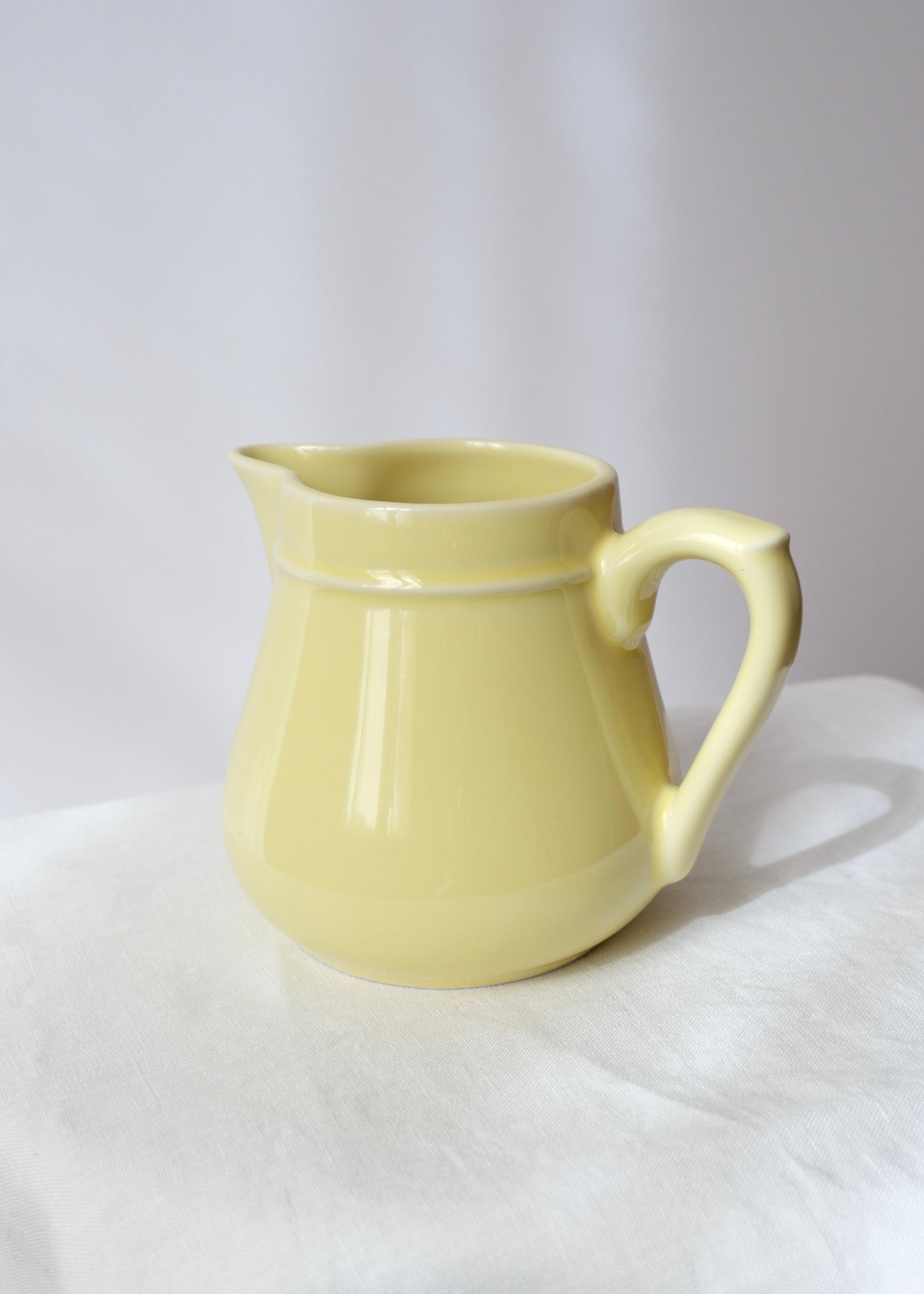 Pot à lait jaune clair