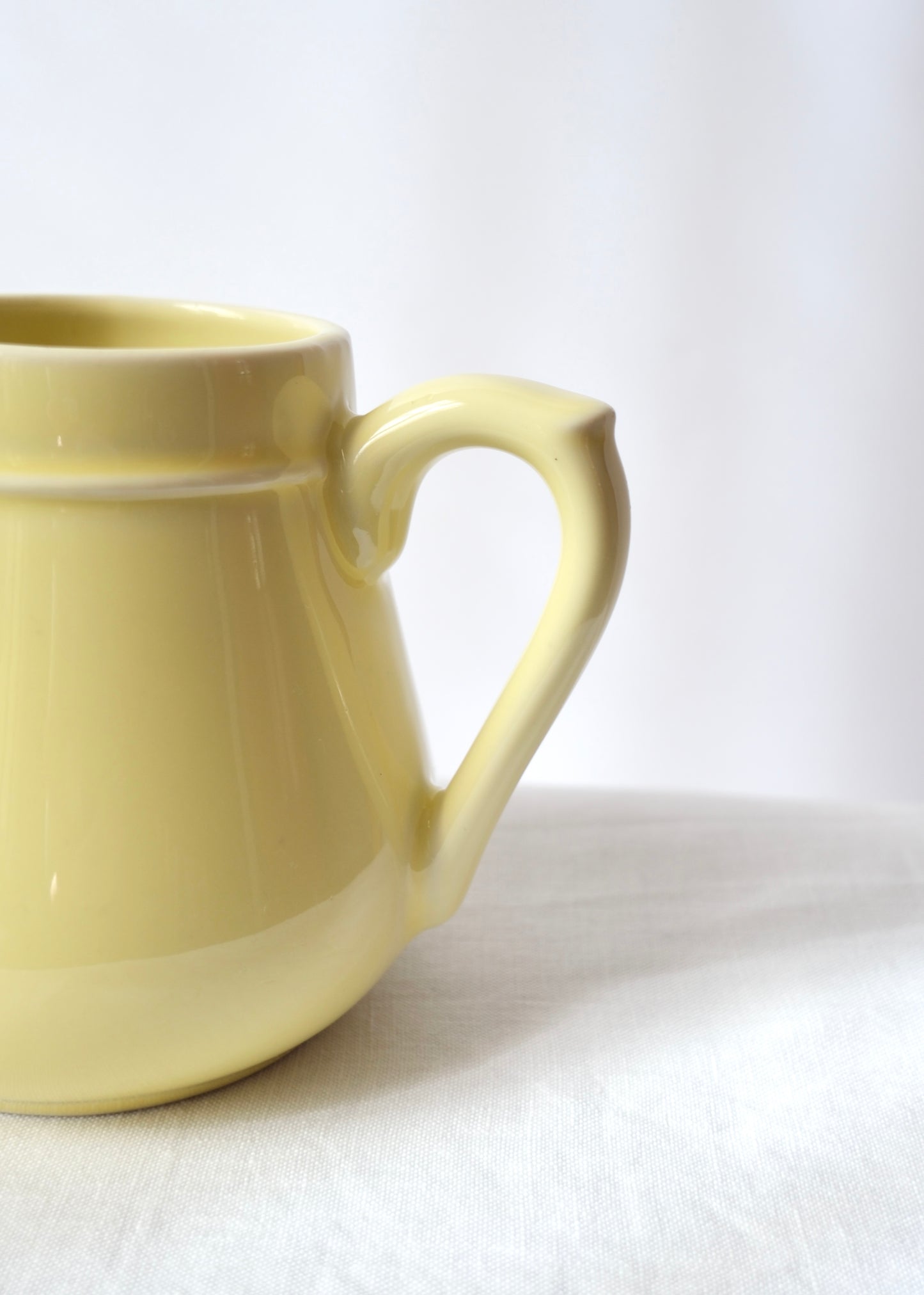 Pot à lait jaune clair