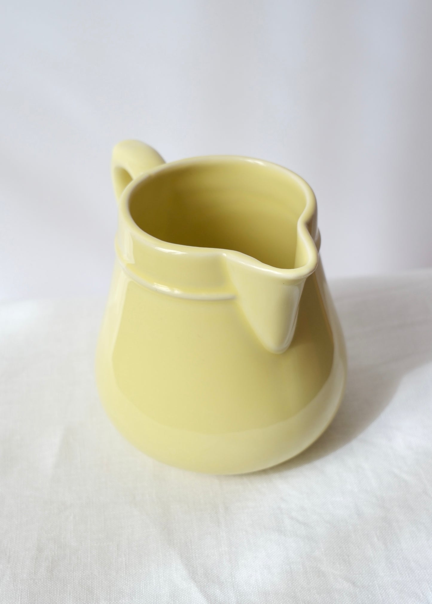 Pot à lait jaune clair
