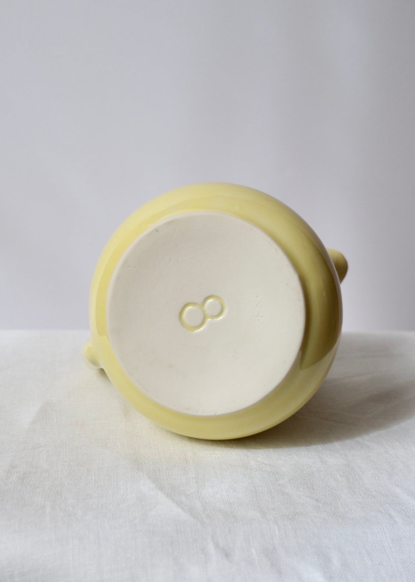 Pot à lait jaune clair