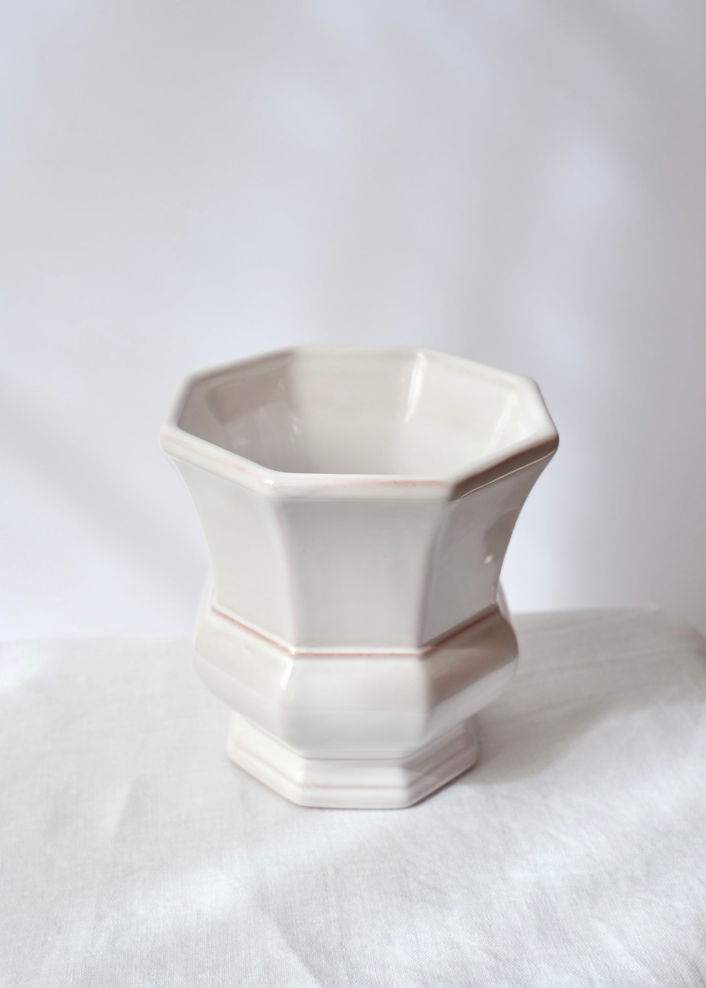 Vase blanc Lallier à Moustiers