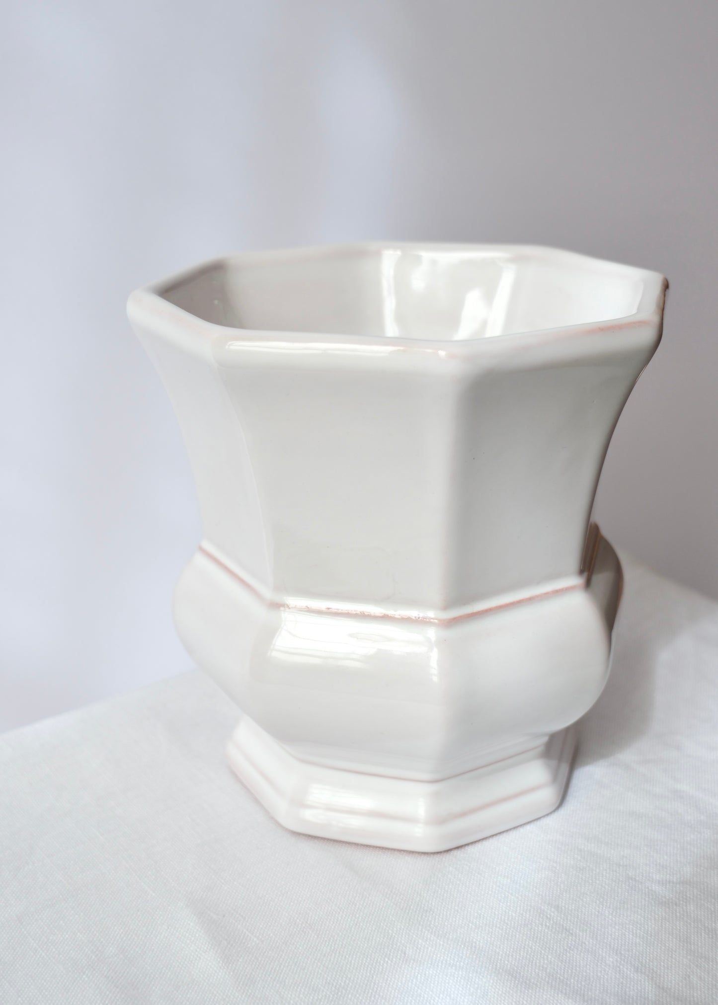 Vase blanc Lallier à Moustiers