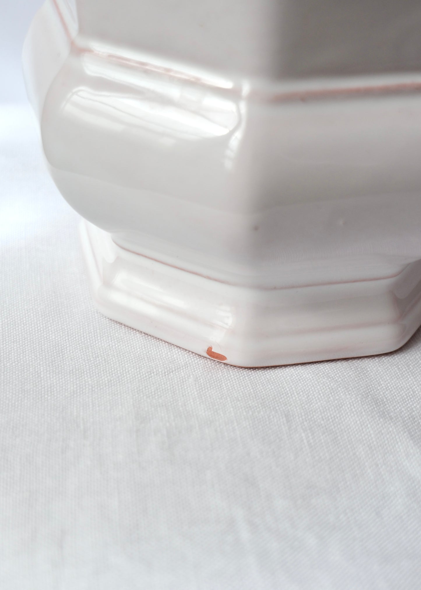 Vase blanc Lallier à Moustiers