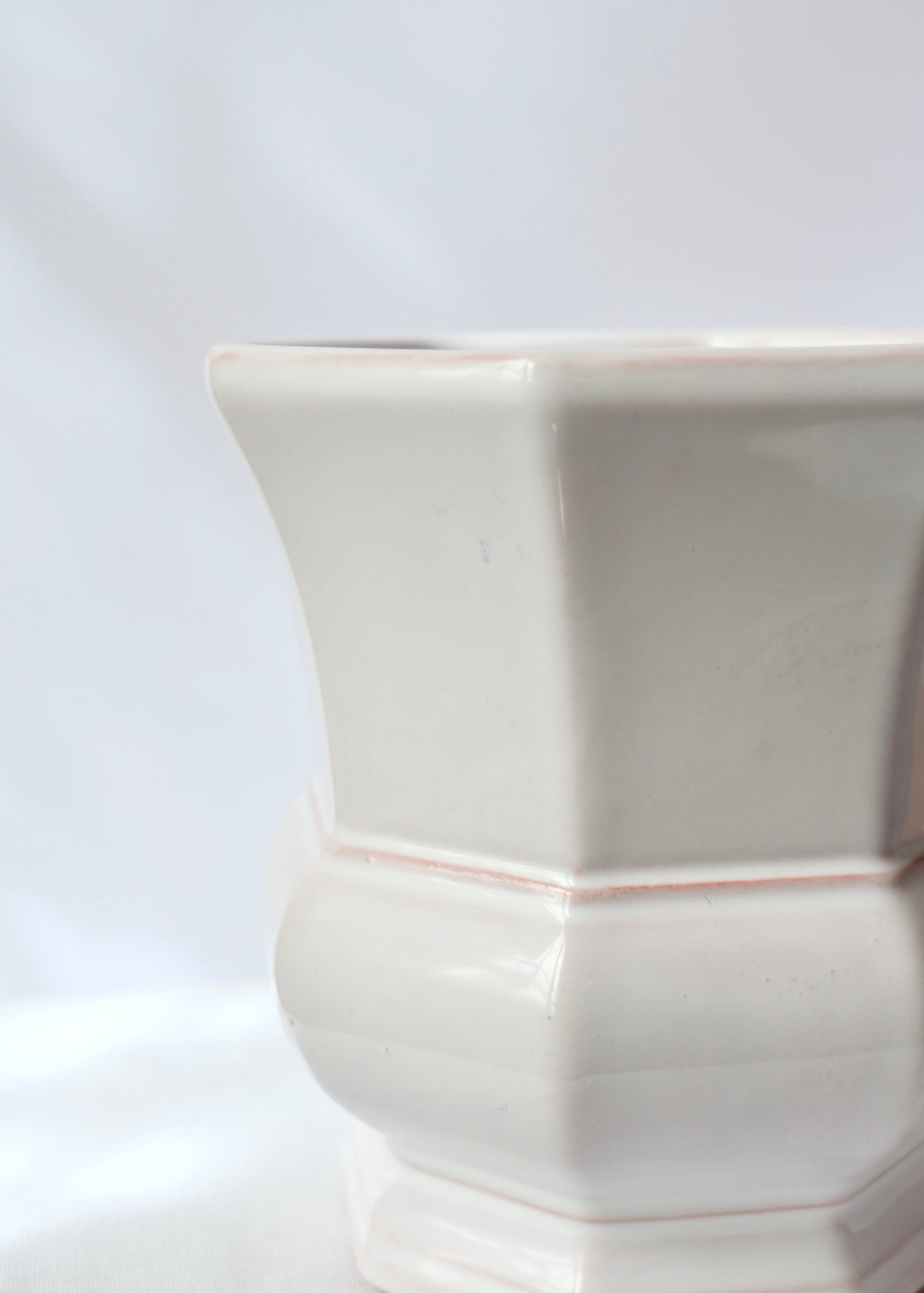 Vase blanc Lallier à Moustiers