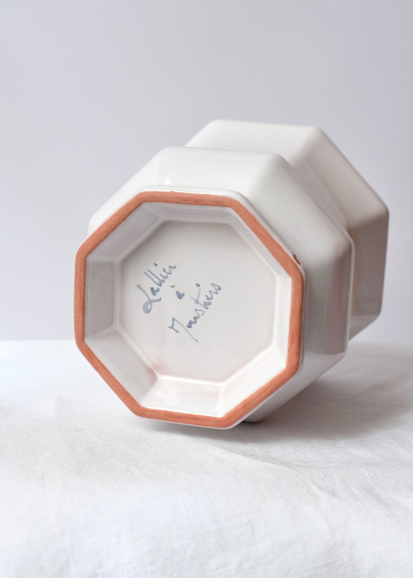 Vase blanc Lallier à Moustiers