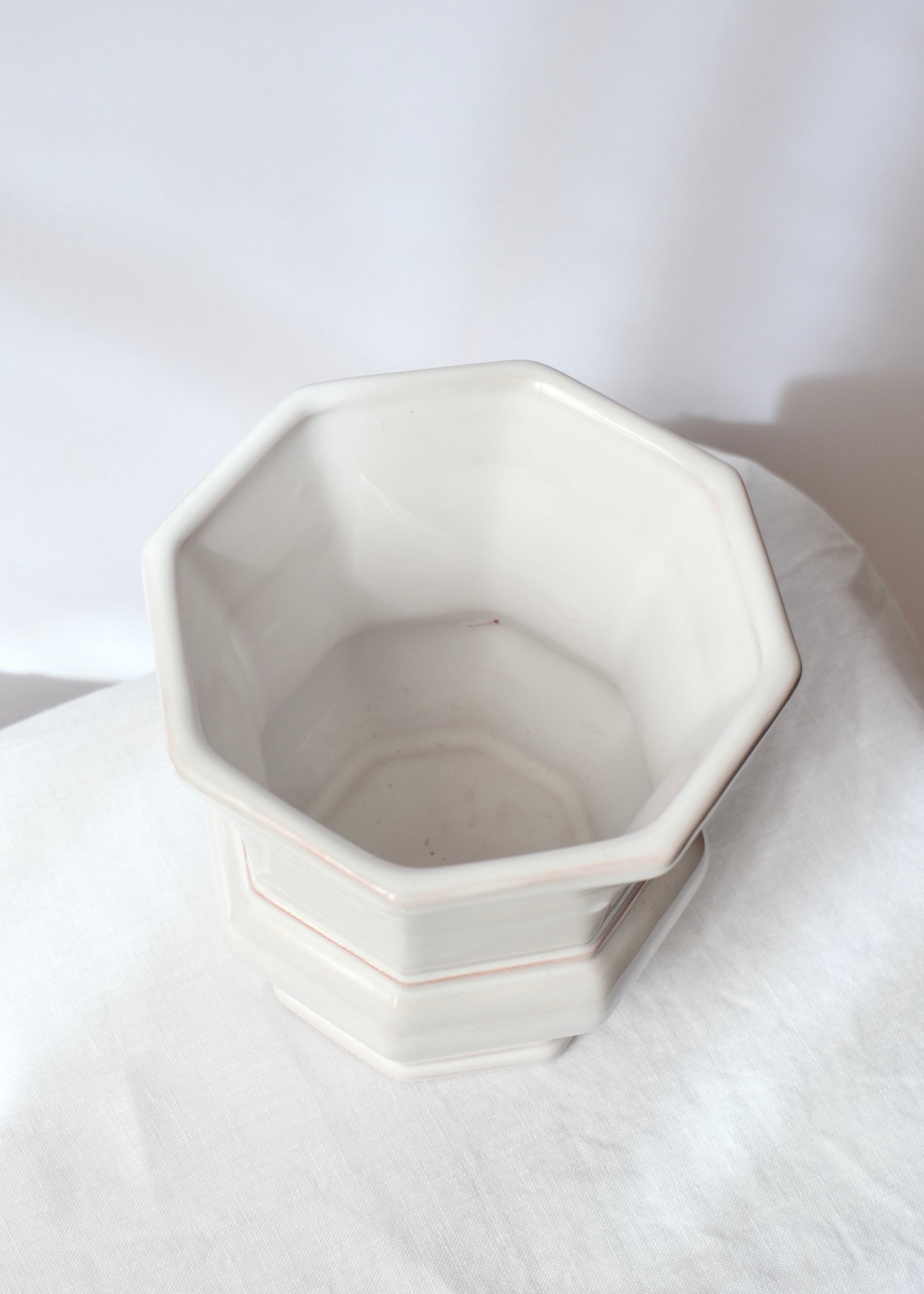 Vase blanc Lallier à Moustiers