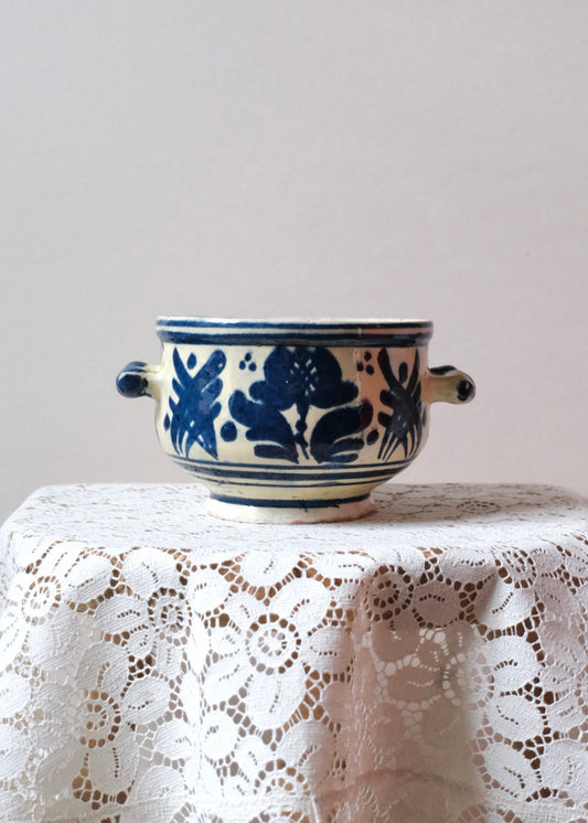 Le pot en faïence aux motifs bleus