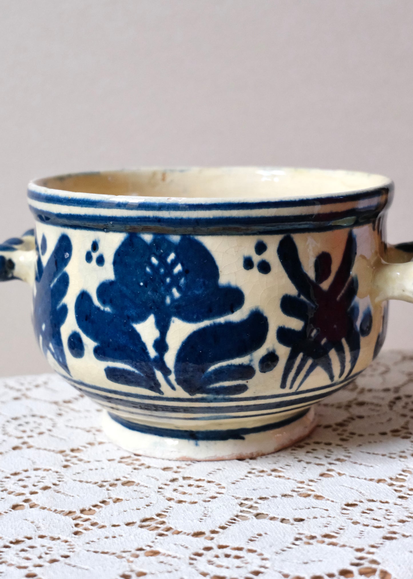 Le pot en faïence aux motifs bleus