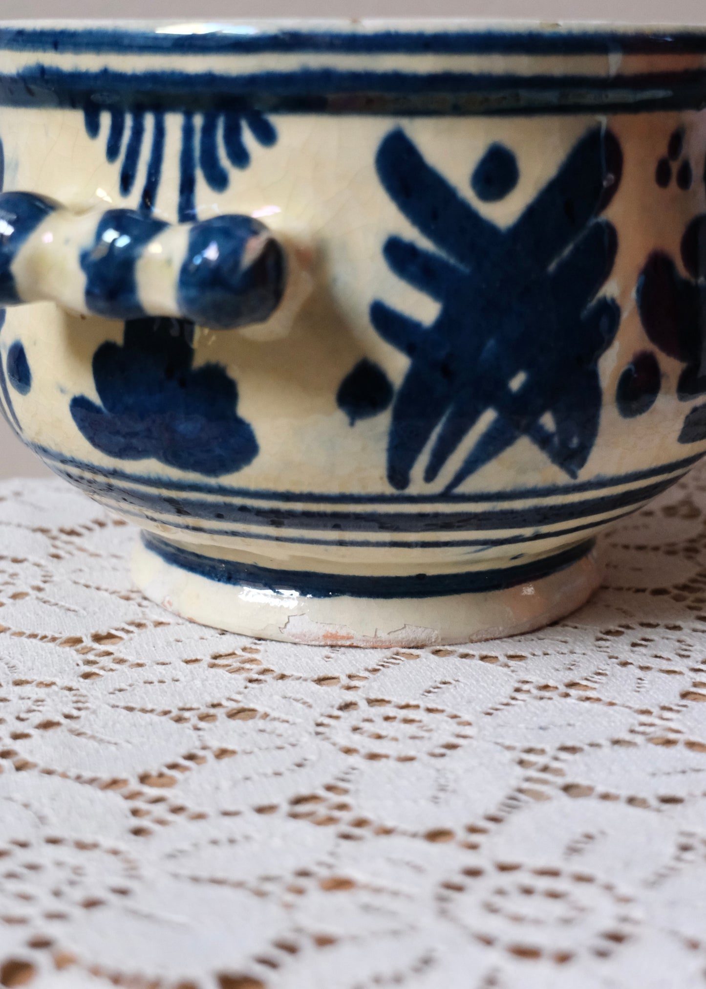 Le pot en faïence aux motifs bleus