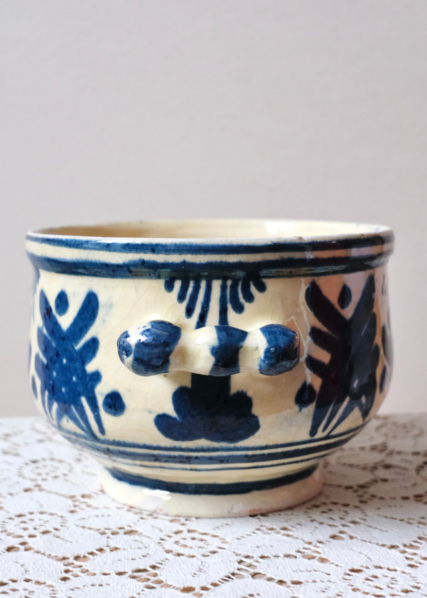 Le pot en faïence aux motifs bleus