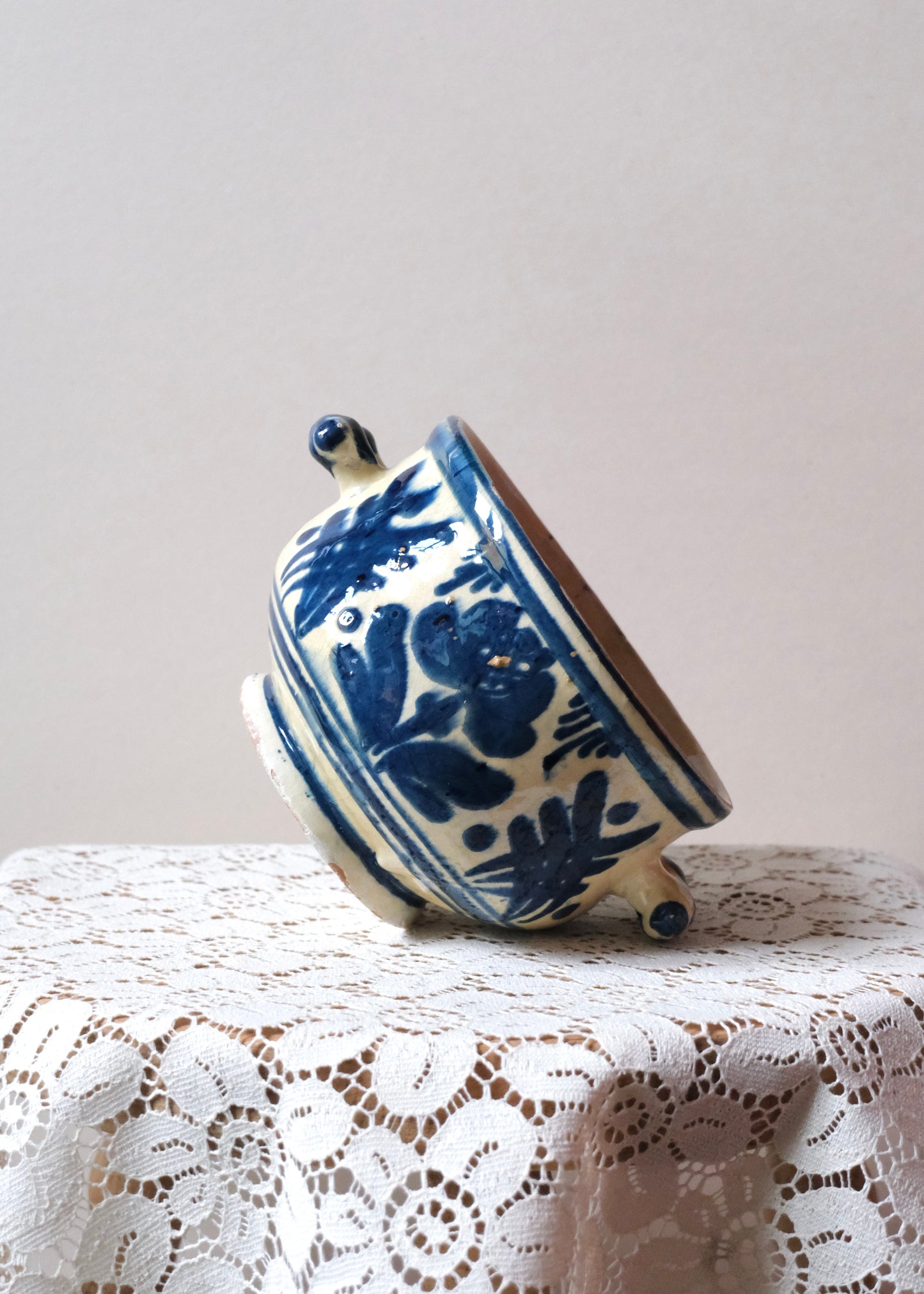 Le pot en faïence aux motifs bleus