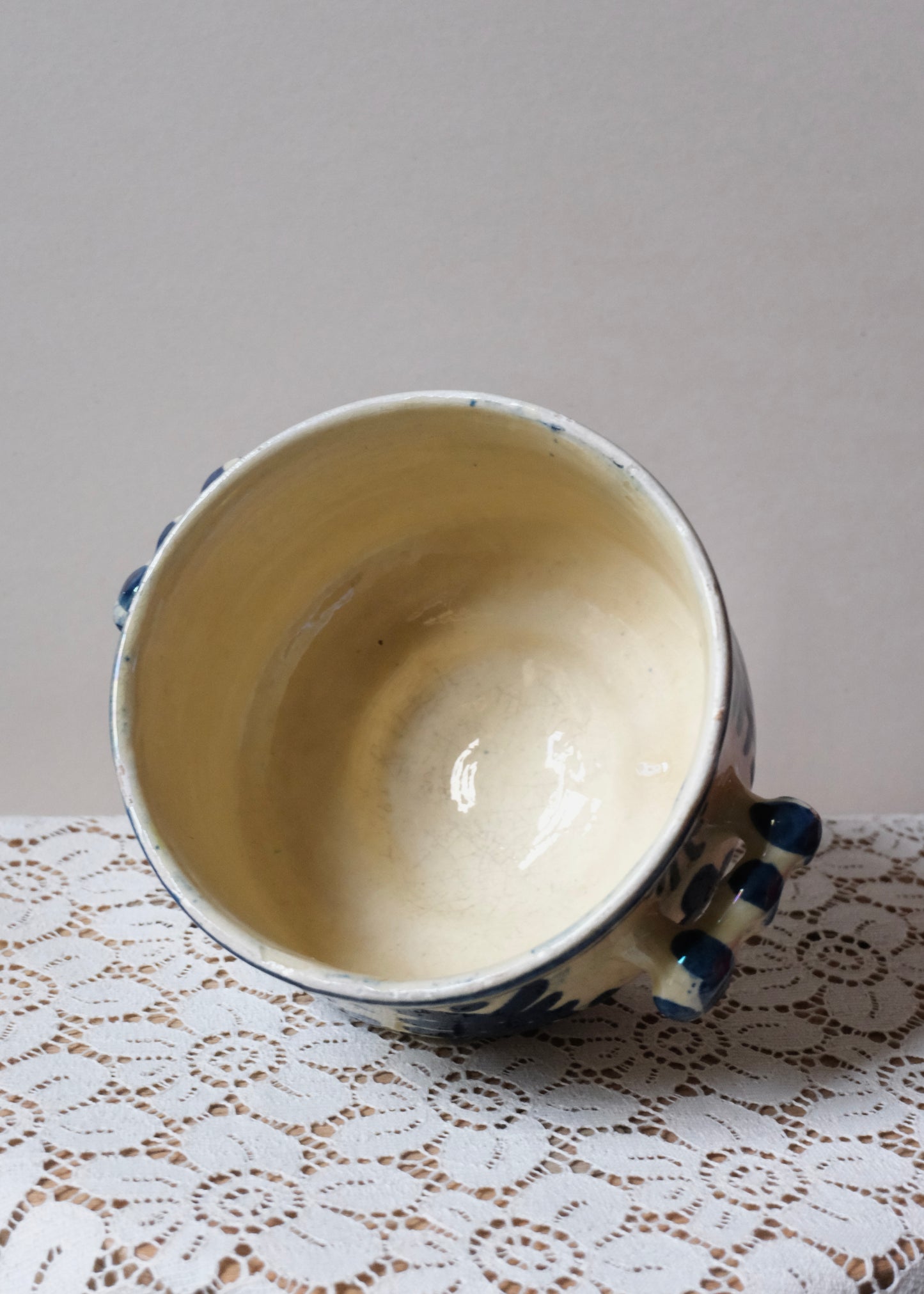 Le pot en faïence aux motifs bleus