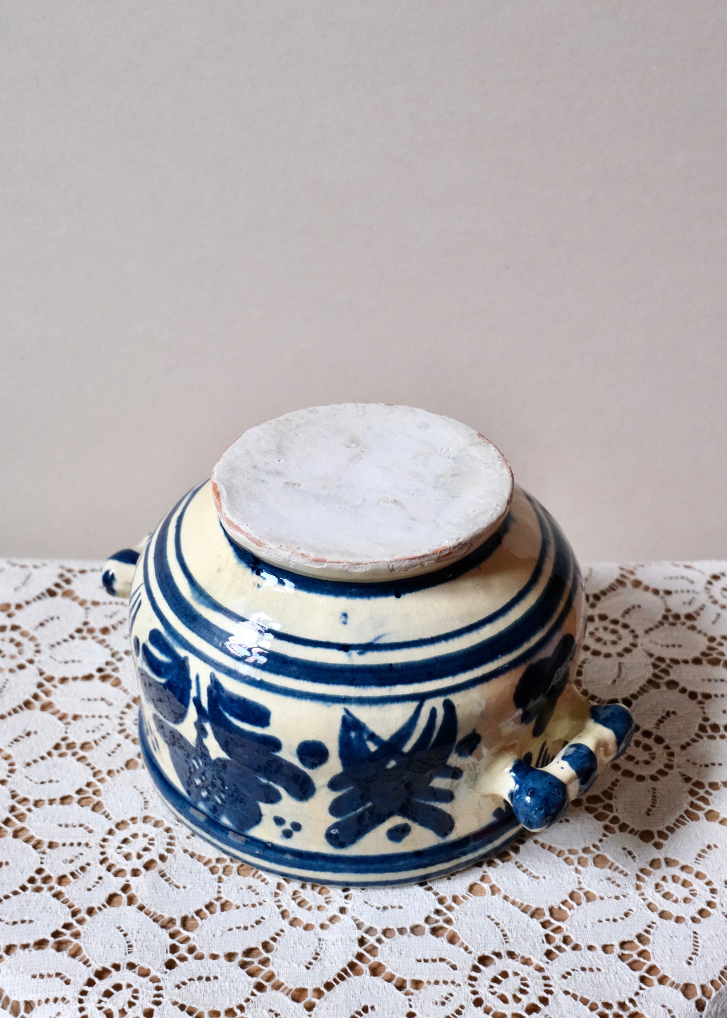 Le pot en faïence aux motifs bleus