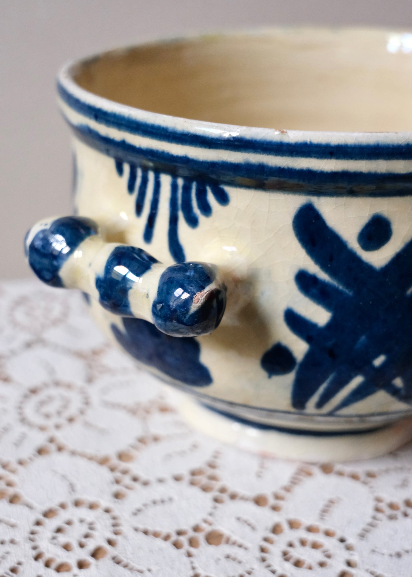 Le pot en faïence aux motifs bleus