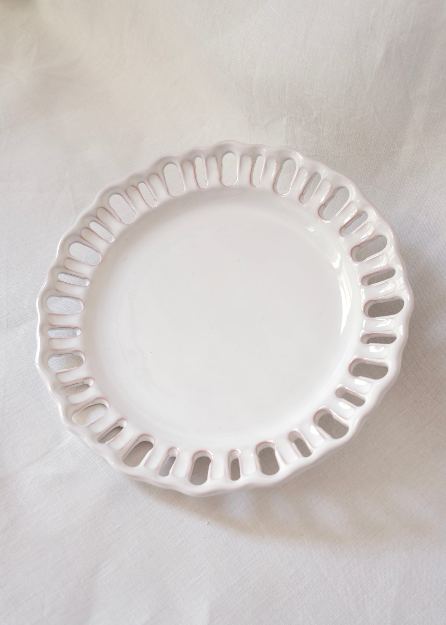 Assiette blanche Lallier à Moustiers