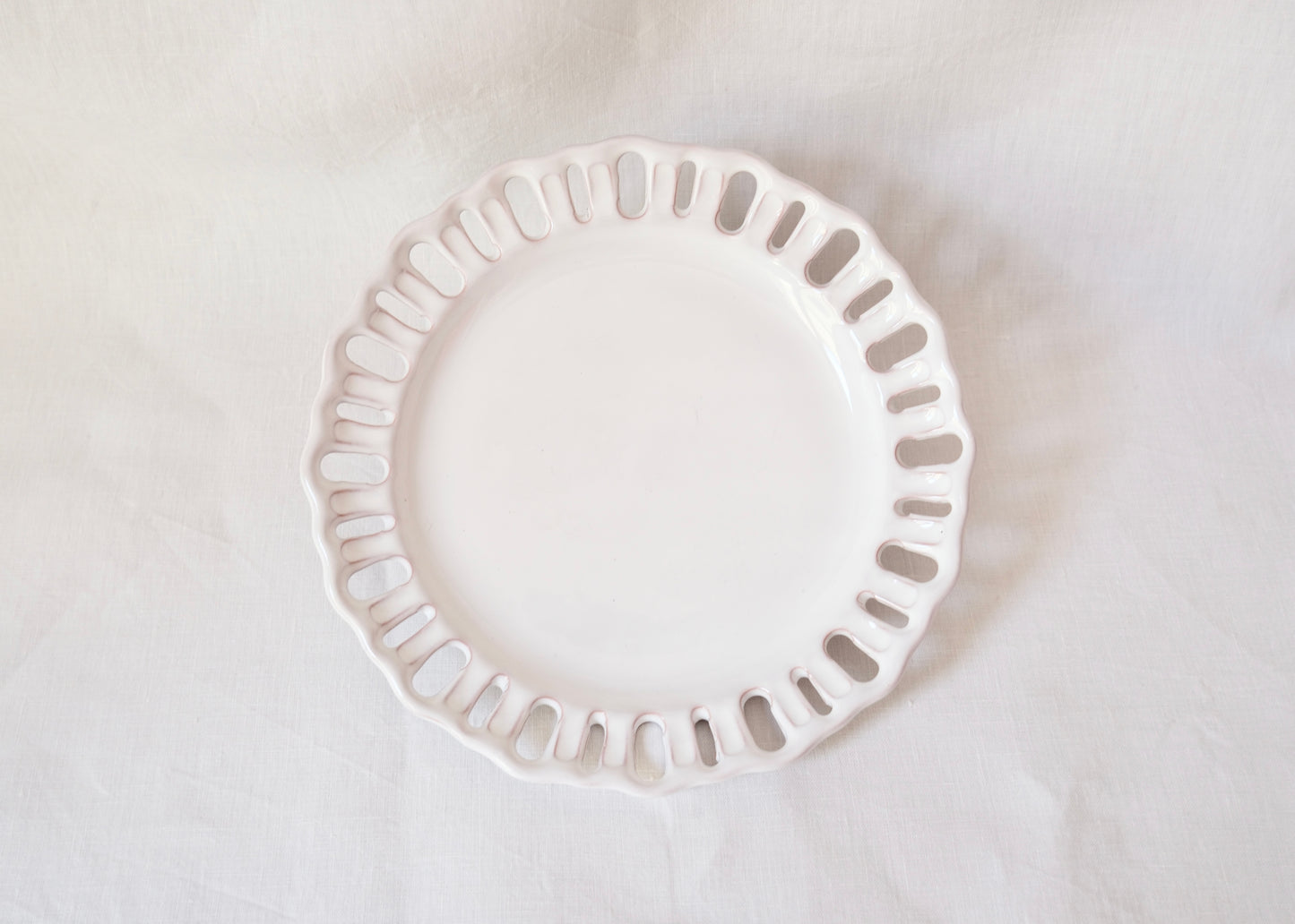 Assiette blanche Lallier à Moustiers