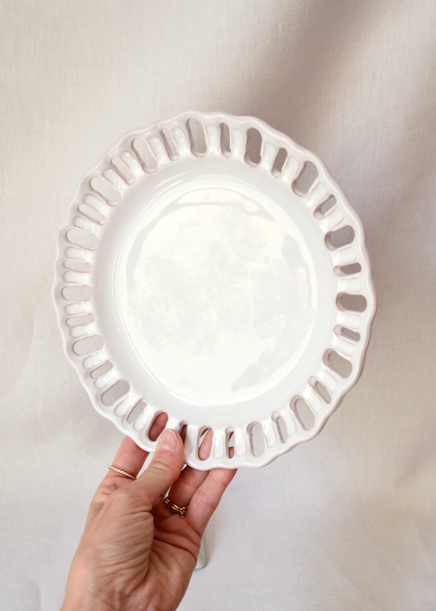 Assiette blanche Lallier à Moustiers